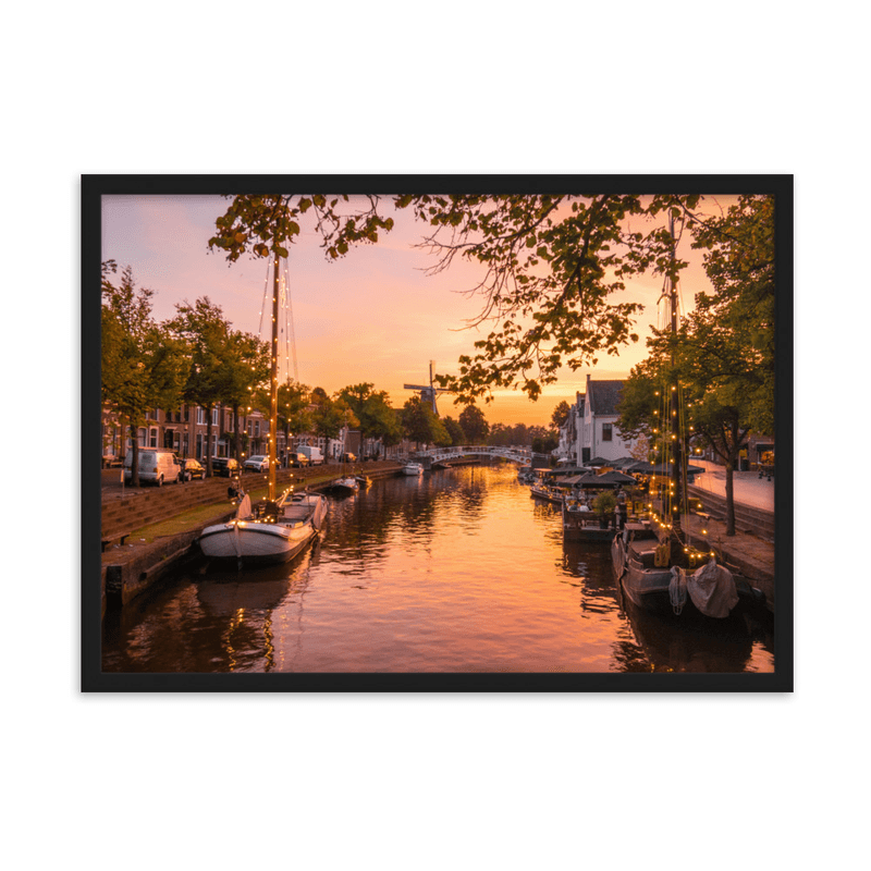 Skutsje in Dokkum bij zonsondergang